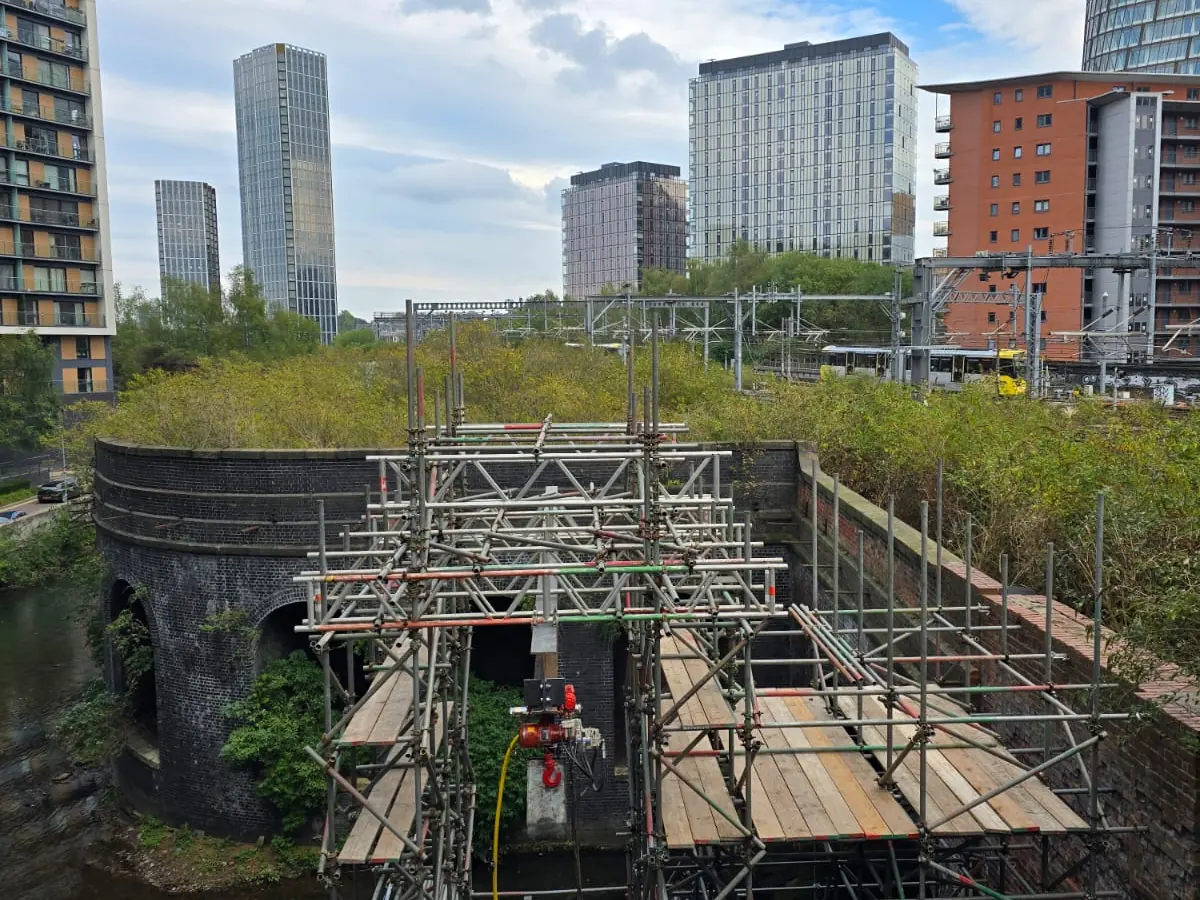 Hung access scaffold off a retaining wall above a rail cutting in Birmingham city centre